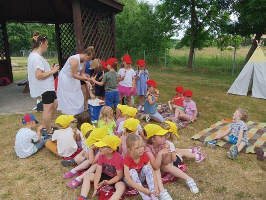 Grafika #49: 21.06.2023 Powitanie lata - Piknik na stadionie sportowym w Charbrowie