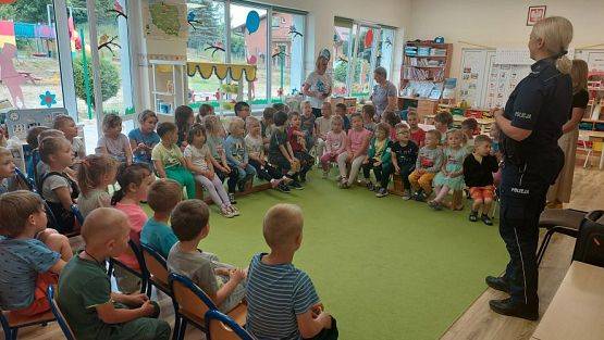 Grafika #1: 15.06.2023 Spotkanie z policjantką nt. " Bezpieczne wakacje"