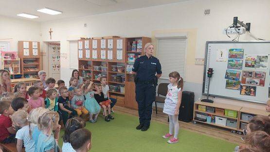 Grafika #11: 15.06.2023 Spotkanie z policjantką nt. " Bezpieczne wakacje"