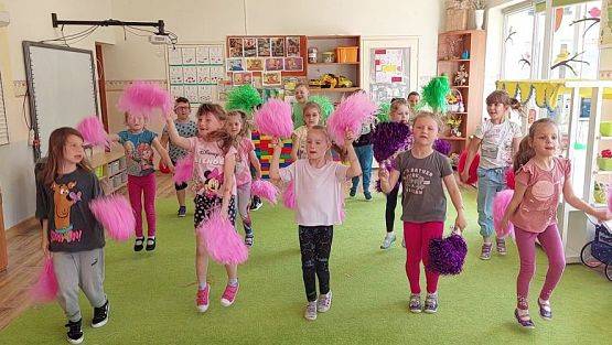 Grafika #2: Move Week - zabawy muzyczno-ruchowe, Taniec z pomponami