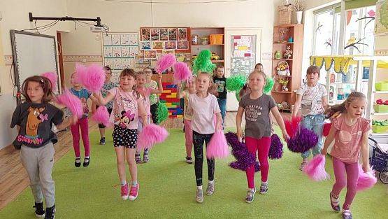 Grafika #3: Move Week - zabawy muzyczno-ruchowe, Taniec z pomponami