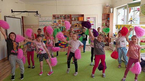 Grafika #4: Move Week - zabawy muzyczno-ruchowe, Taniec z pomponami