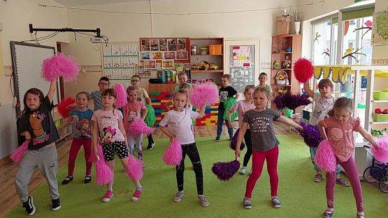 Grafika #5: Move Week - zabawy muzyczno-ruchowe, Taniec z pomponami