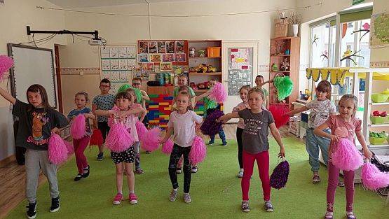 Grafika #6: Move Week - zabawy muzyczno-ruchowe, Taniec z pomponami