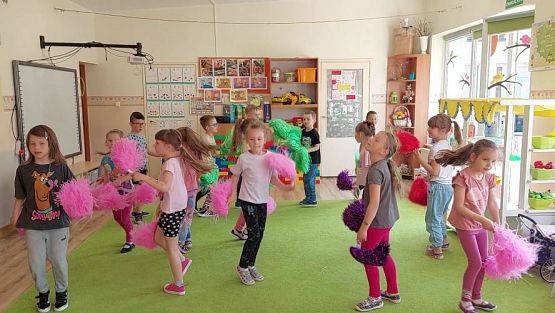 Grafika #7: Move Week - zabawy muzyczno-ruchowe, Taniec z pomponami