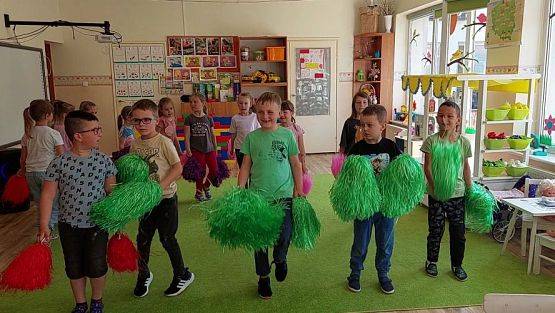 Grafika #8: Move Week - zabawy muzyczno-ruchowe, Taniec z pomponami