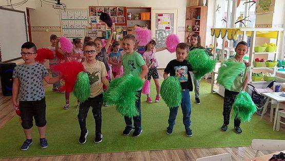 Grafika #9: Move Week - zabawy muzyczno-ruchowe, Taniec z pomponami