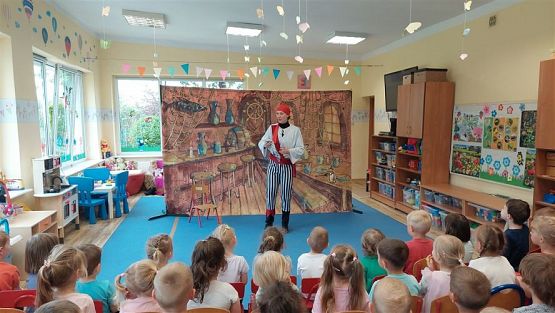 Grafika #2: 16.05.2023 Przedstawienie teatralne pt. "Piraci i wyspa skarbów"