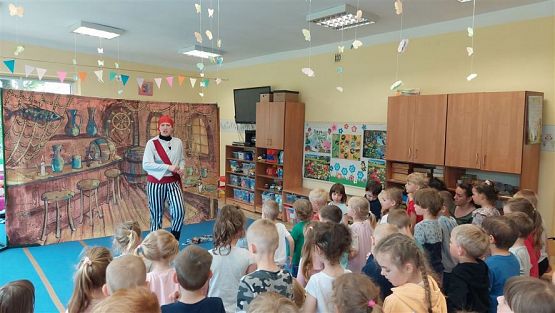 Grafika #27: 16.05.2023 Przedstawienie teatralne pt. "Piraci i wyspa skarbów"