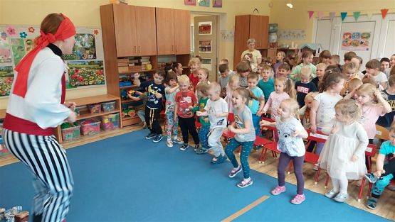 Grafika #28: 16.05.2023 Przedstawienie teatralne pt. "Piraci i wyspa skarbów"