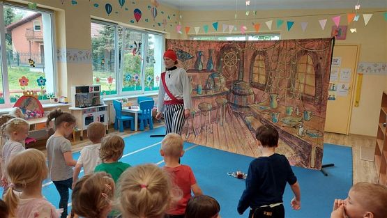 Grafika #32: 16.05.2023 Przedstawienie teatralne pt. "Piraci i wyspa skarbów"