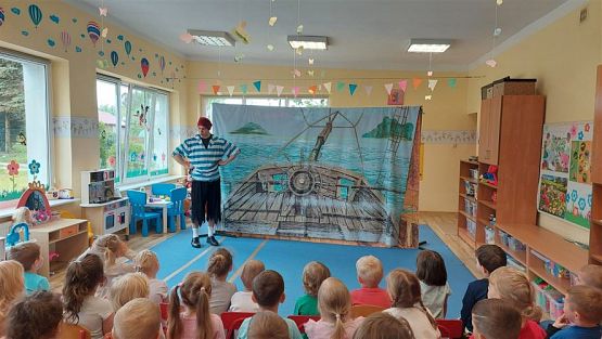 Grafika #33: 16.05.2023 Przedstawienie teatralne pt. "Piraci i wyspa skarbów"