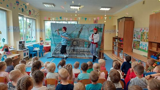 Grafika #35: 16.05.2023 Przedstawienie teatralne pt. "Piraci i wyspa skarbów"