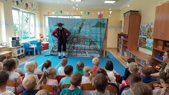 Grafika #37: 16.05.2023 Przedstawienie teatralne pt. "Piraci i wyspa skarbów"