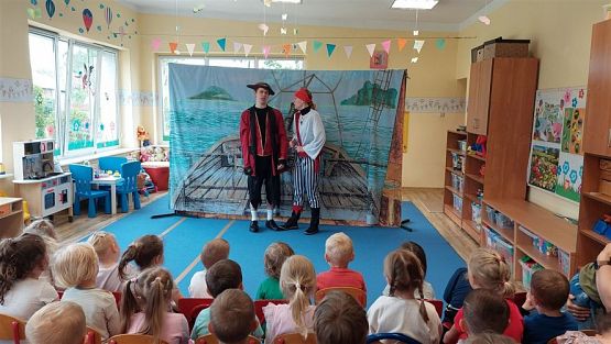 Grafika #40: 16.05.2023 Przedstawienie teatralne pt. "Piraci i wyspa skarbów"