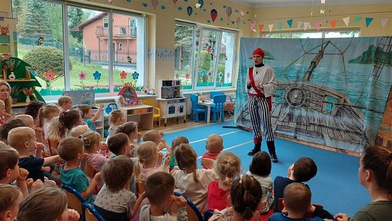 Grafika #41: 16.05.2023 Przedstawienie teatralne pt. "Piraci i wyspa skarbów"