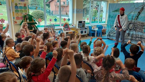 Grafika #43: 16.05.2023 Przedstawienie teatralne pt. "Piraci i wyspa skarbów"