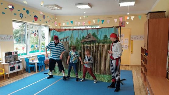 Grafika #48: 16.05.2023 Przedstawienie teatralne pt. "Piraci i wyspa skarbów"