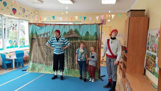 Grafika #49: 16.05.2023 Przedstawienie teatralne pt. "Piraci i wyspa skarbów"