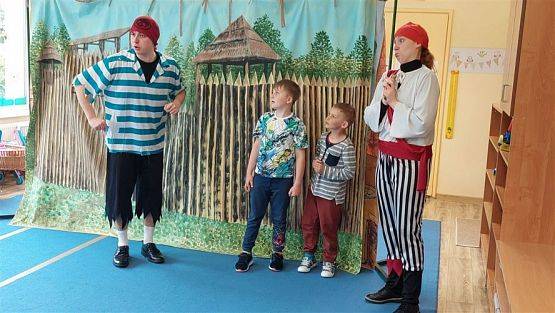 Grafika #51: 16.05.2023 Przedstawienie teatralne pt. "Piraci i wyspa skarbów"