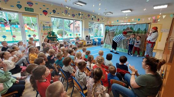 Grafika #52: 16.05.2023 Przedstawienie teatralne pt. "Piraci i wyspa skarbów"