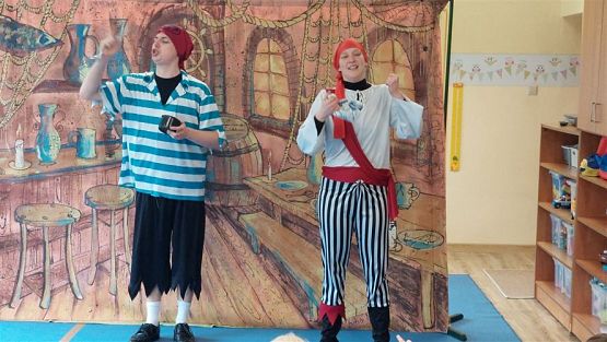 Grafika #57: 16.05.2023 Przedstawienie teatralne pt. "Piraci i wyspa skarbów"