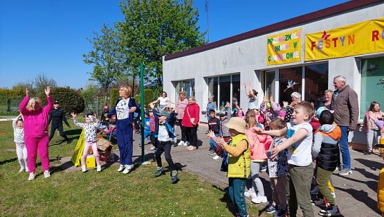 Grafika #18: 10.05.2023 Fotorelacja z zabaw sportowych z Seniorami