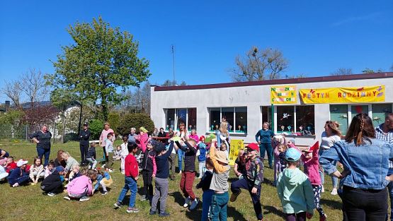 Grafika #81: 10.05.2023 Fotorelacja z zabaw sportowych z Seniorami