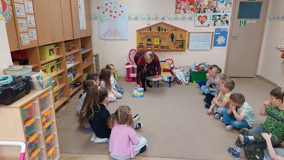 Grafika #0: 24.04.2023 Światowy Dzień Książki - spotkanie z Panią bibliotekarką