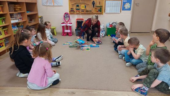 Grafika #1: 24.04.2023 Światowy Dzień Książki - spotkanie z Panią bibliotekarką