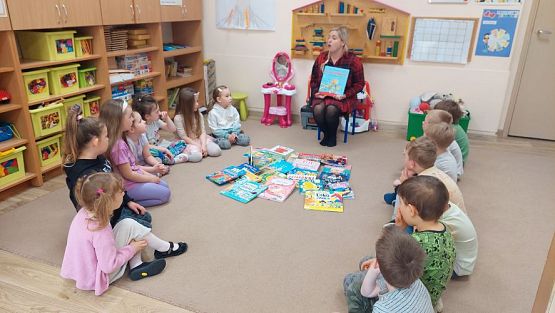 Grafika #2: 24.04.2023 Światowy Dzień Książki - spotkanie z Panią bibliotekarką