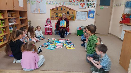 Grafika #4: 24.04.2023 Światowy Dzień Książki - spotkanie z Panią bibliotekarką