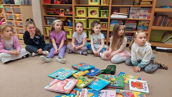 Grafika #5: 24.04.2023 Światowy Dzień Książki - spotkanie z Panią bibliotekarką