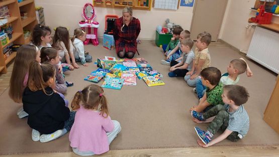 Grafika #7: 24.04.2023 Światowy Dzień Książki - spotkanie z Panią bibliotekarką