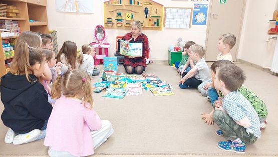 Grafika #8: 24.04.2023 Światowy Dzień Książki - spotkanie z Panią bibliotekarką