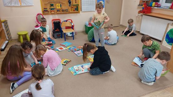 Grafika #9: 24.04.2023 Światowy Dzień Książki - spotkanie z Panią bibliotekarką