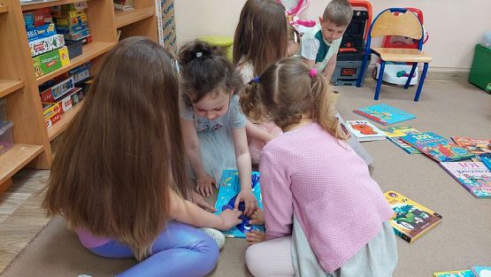 Grafika #10: 24.04.2023 Światowy Dzień Książki - spotkanie z Panią bibliotekarką