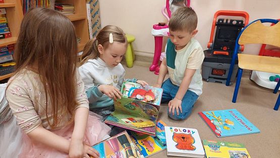 Grafika #11: 24.04.2023 Światowy Dzień Książki - spotkanie z Panią bibliotekarką