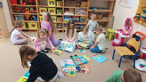 Grafika #12: 24.04.2023 Światowy Dzień Książki - spotkanie z Panią bibliotekarką