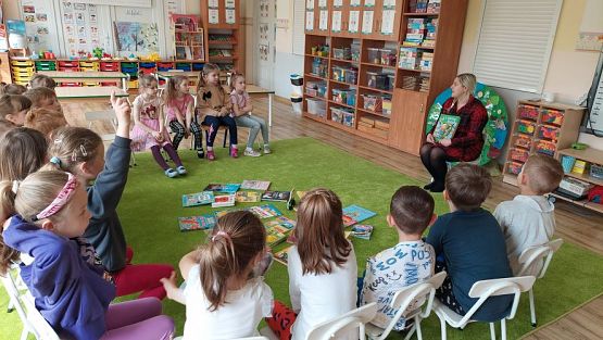 Grafika #33: 24.04.2023 Światowy Dzień Książki - spotkanie z Panią bibliotekarką