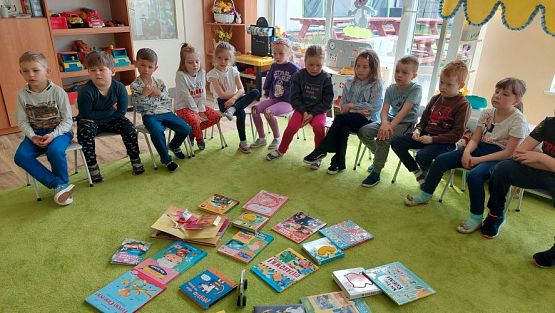 Grafika #35: 24.04.2023 Światowy Dzień Książki - spotkanie z Panią bibliotekarką