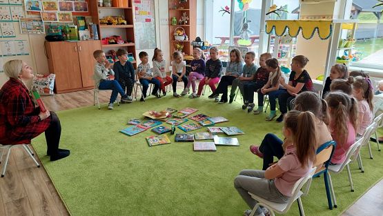 Grafika #37: 24.04.2023 Światowy Dzień Książki - spotkanie z Panią bibliotekarką