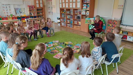 Grafika #38: 24.04.2023 Światowy Dzień Książki - spotkanie z Panią bibliotekarką