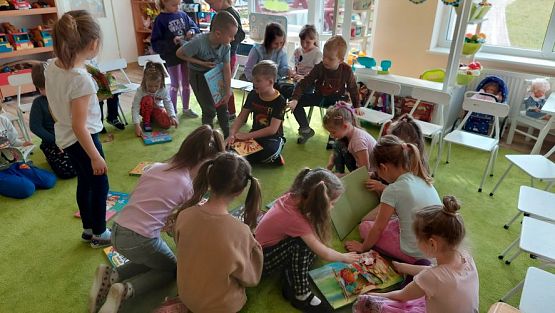 Grafika #41: 24.04.2023 Światowy Dzień Książki - spotkanie z Panią bibliotekarką