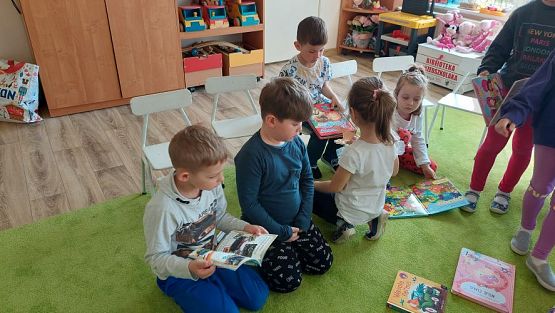 Grafika #42: 24.04.2023 Światowy Dzień Książki - spotkanie z Panią bibliotekarką