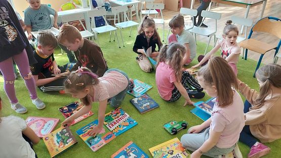 Grafika #43: 24.04.2023 Światowy Dzień Książki - spotkanie z Panią bibliotekarką