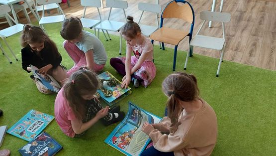 Grafika #44: 24.04.2023 Światowy Dzień Książki - spotkanie z Panią bibliotekarką