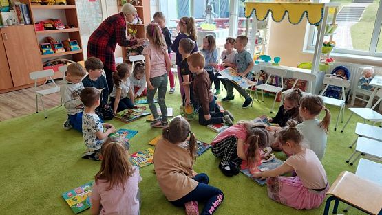 Grafika #45: 24.04.2023 Światowy Dzień Książki - spotkanie z Panią bibliotekarką