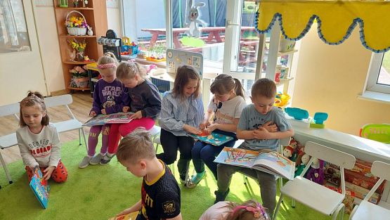 Grafika #46: 24.04.2023 Światowy Dzień Książki - spotkanie z Panią bibliotekarką