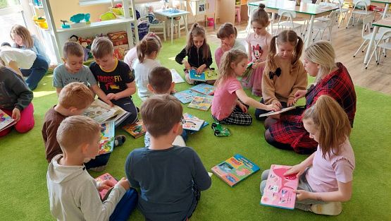 Grafika #47: 24.04.2023 Światowy Dzień Książki - spotkanie z Panią bibliotekarką